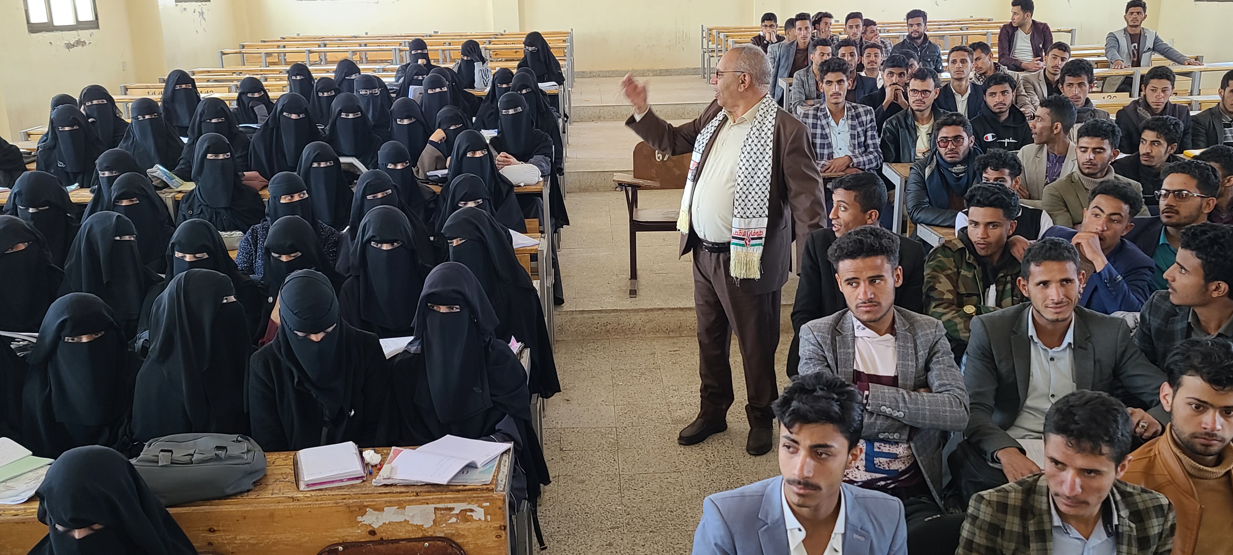رئيس جامعة ذمار يتفقد كلية العلوم الإدارية ويحث الطلاب على مزيد من الوعي والالتزام بالهندام الجامعي